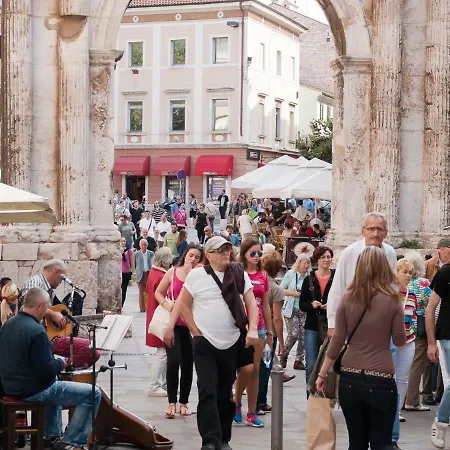 Sara * Pula